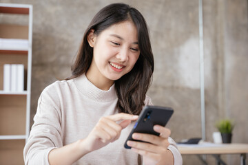 Young business woman discussing work via smartphone with happy face.