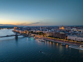 Obraz premium Hungary - Budapest at night from drone view