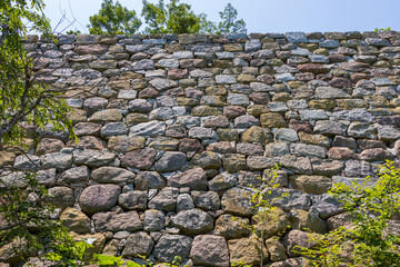 城跡に残る高い石の壁