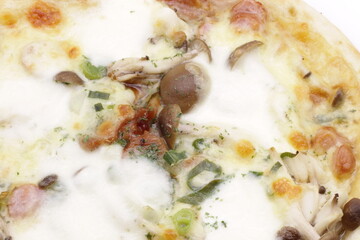 キノコの乗ったピザのアップ