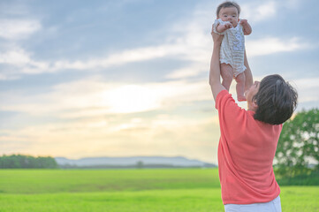 北海道の広い大地と空と親子