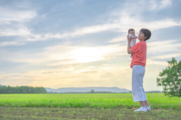 北海道の広い大地と空と親子