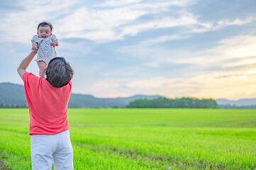 北海道の広い大地と空と親子