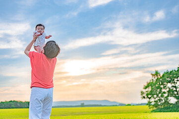 北海道の広い大地と空と親子