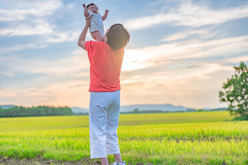 北海道の広い大地と空と親子