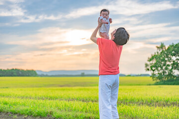 北海道の広い大地と空と親子