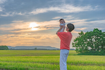 北海道の広い大地と空と親子