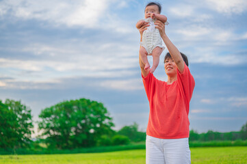 北海道の広い大地と空と親子