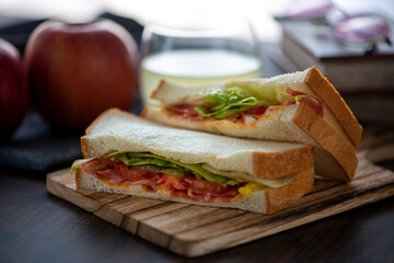 リンゴジュースとサンドイッチ