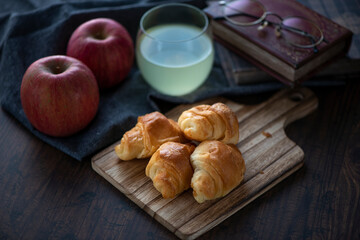 クロワッサンとリンゴジュース