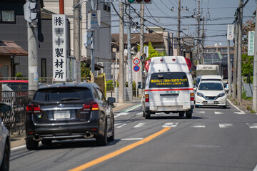 緊急出動中の救急車 © hiroyoshi