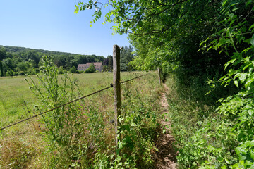 Fototapeta na wymiar Country path in the Renarde valley. Ile-De-France region