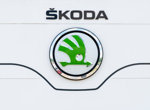 Firmenschild und Logo der Autofirma Skoda