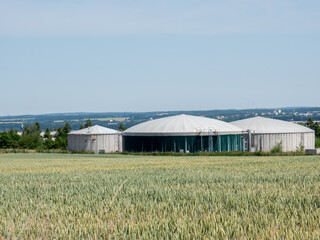 Biogasanlage in Deutschland mit Getreidefeld