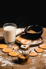 Galletas atadas en hilo con un fondo de un vaso de leche. Concepto de bebidas, alimentos y snacks