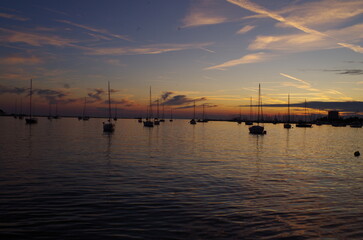 Segelyachten im Sonnenuntergang