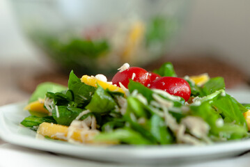 Salada de espinafre horenso com frutas, queijos, grãos, tomates e frutos secos
