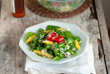 Salada de espinafre horenso com frutas, queijos, grãos, tomates e frutos secos