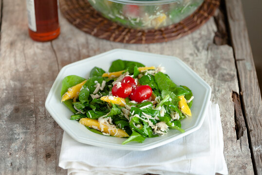 Salada de espinafre horenso com frutas, queijos, gr&atilde;os, tomates e frutos secos