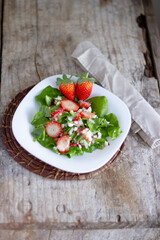 Salada de espinafre horenso com frutas, queijos, grãos, tomates e frutos secos