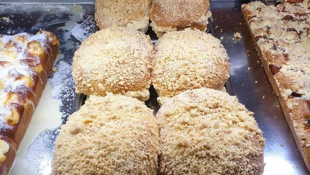 Several Streuselkuchen in a Brazilian bakery showcase. In Brazil it is called traditional Cuca.