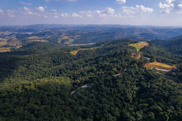 Fototapeta premium Vista aérea da cidade de Itapevi, São Paulo - Brasil. Vegetação densa, árvores, rodovia no interior do Brasil, América do Sul.