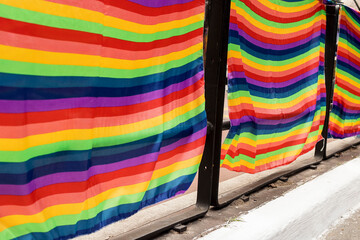 A bandeira arco-íris representa a Comunidade Gay e é associada aos Movimentos LGBT+. Sendo também usada como símbolo da Paz. Parada LGBT, parada do orgulho LGBT, parada do orgulho gay ou simplesmente  - obrazy, fototapety, plakaty