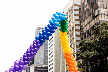 Bexigas coloridas na Parada LGBT, parada do orgulho LGBT, parada do orgulho gay ou simplesmente parada gay. Avenida Paulista, São Paulo, Brasil. - obrazy, fototapety, plakaty