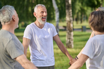 Obraz premium Group of people having a good time in the park on a sunny day
