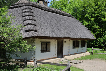 Fototapeta na wymiar traditional ukrainian house in the woods