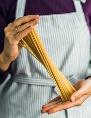 Naklejka premium person holding a spaghetti 