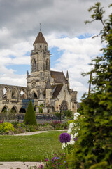 Fototapeta na wymiar Vue sur l'Église Saint-Étienne-le-Vieux partiellement en ruine depuis l'Esplanade Jean-Marie Louvel