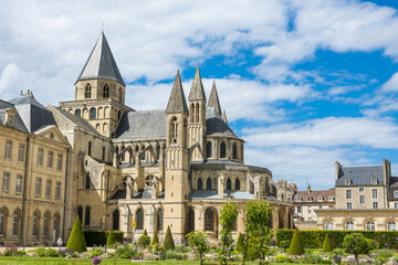 Vue sur l'Abbaye-aux-Hommes et l'Hôtel de Ville de Caen depuis l'Esplanade Jean-Marie Louvel