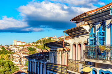 Obraz premium Old colonial style houses and baroque church lit by the afternoon sun in the historic town of Ouro Preto in Minas Gerais