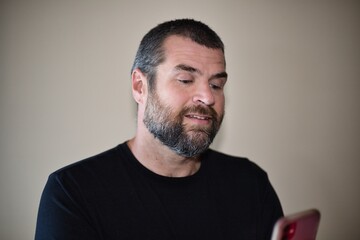 Obraz premium IT Guy on Smartphone