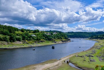 Panoramic view of the Miño river as it passes through Portomarin