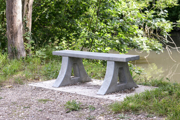 Banc public au bord d'une rivière 