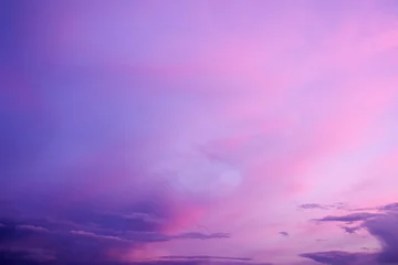 Fototapeten Lila Himmelshintergrund mit Wolken bei Sonnenuntergang an einem Sommerabend © isavira
