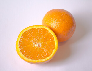 whole oranges and sliced oranges