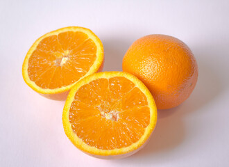 whole oranges and sliced oranges