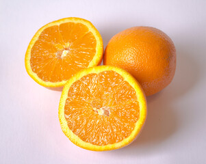 whole oranges and sliced oranges