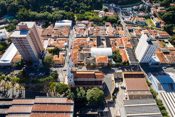 Imagens aéreas da cidade de Pedreira, São Paulo. Prédios, casas e ruas do bairro. 