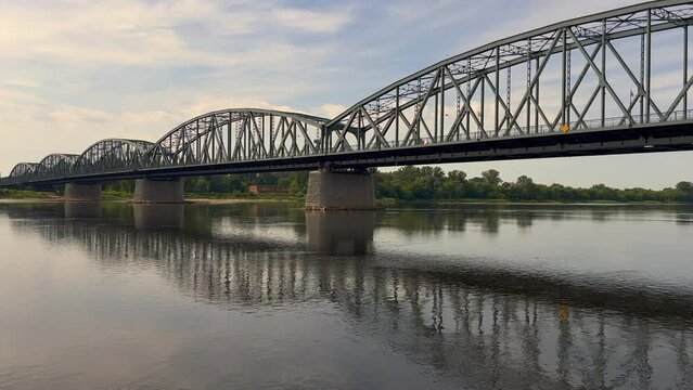 MOST NA RZECE. RZEKA WISŁA, TORUŃ, POLSKA.