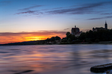 Fototapeta na wymiar Silhouette des Schlosses in Seeburg am Süßen See bei Sonnenuntergang