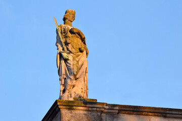 Naklejka premium Building Statue 02