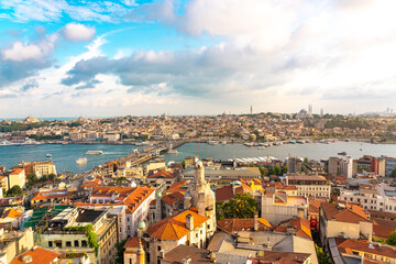 Obraz premium Istanbul skyline at sunset, Turkey. Panoramic view of Galata bridge, Golden Horn and old Fatih district