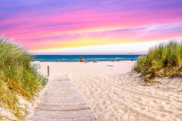 Weg zum Strand im Sonnenuntergang 