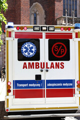 Ambulans medyczny pędzi do wypadku drogowego na autostradzie na sygnale - obrazy, fototapety, plakaty