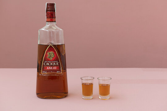 Jerez de la Frontera, C&aacute;diz, Espa&ntilde;a, 09 de junio de 2022. Ron Cacique A&ntilde;ejo Superior botella de 1 litro y dos vasos peque&ntilde;os
