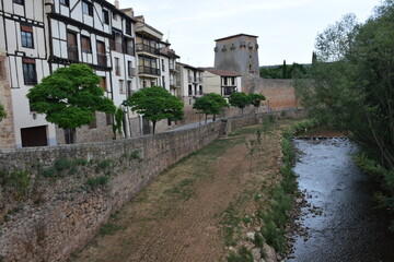 Fototapeta na wymiar río Arlanza en su paso por Covarrubias, Burgos